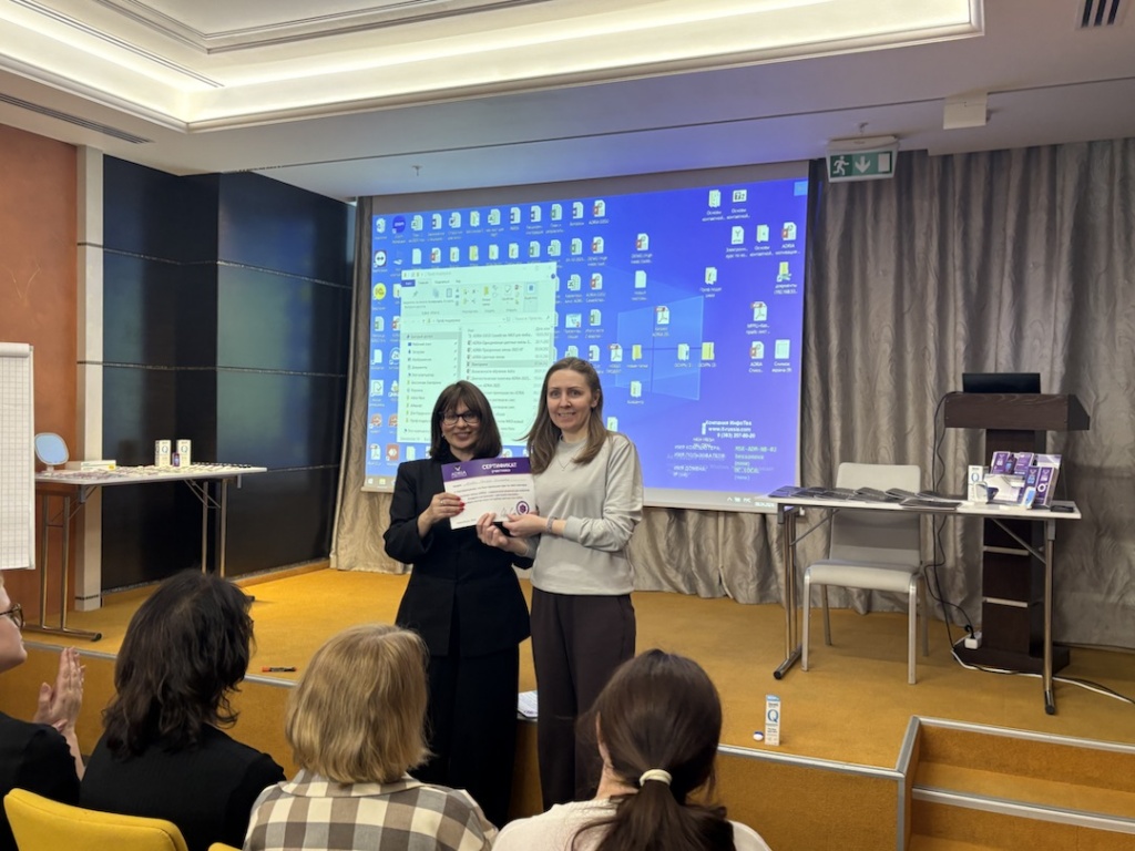 Вручение сертификатов участникам семинара Оптиксервис