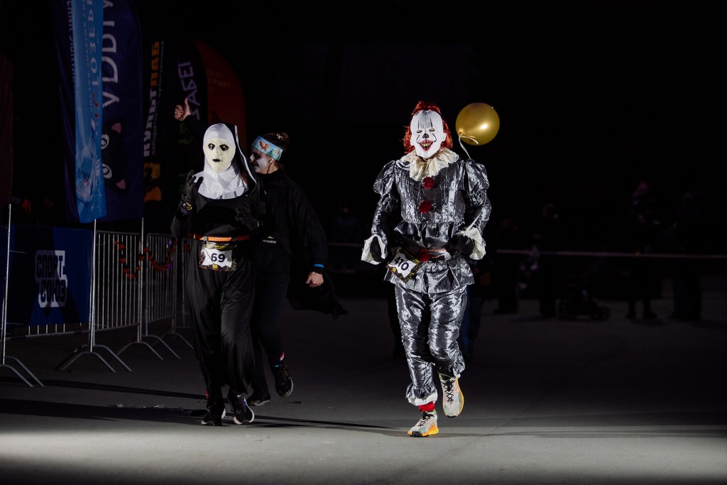 На финише страшно-добрый бегуны