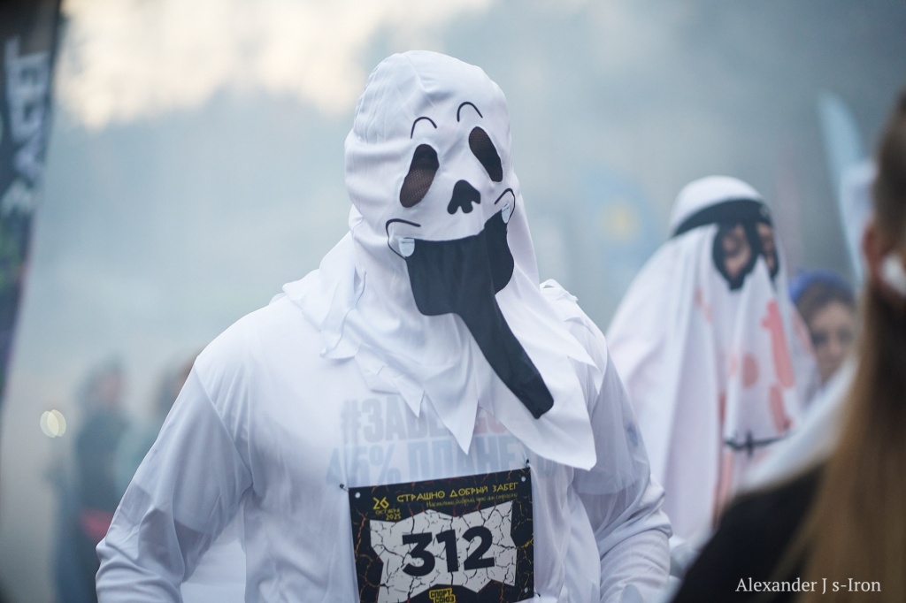 Участники в костюмах на финише